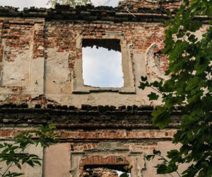 Malownicze ruiny schowane w niewielkiej wsi. Widok zapiera dech w piersiach! 