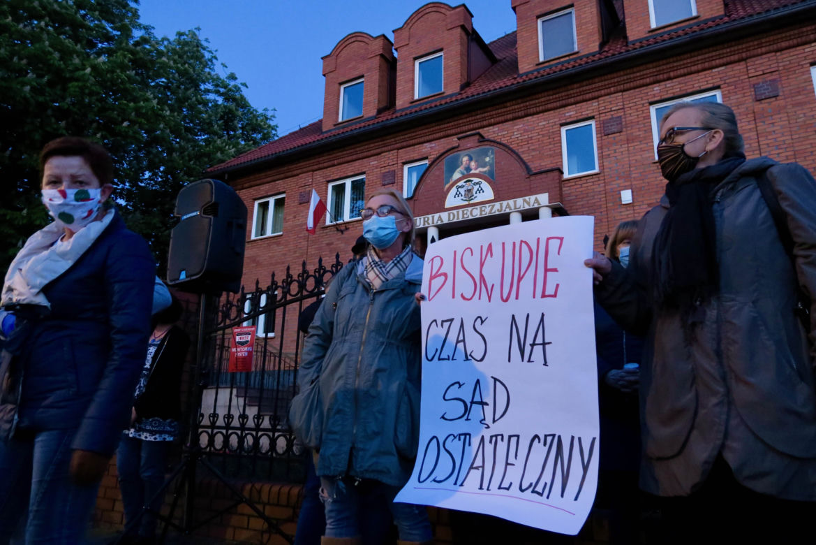Manifestacja przed kaliską kurią diecezjalną. Kaliszanie oburzeni zachowaniem biskupa Janiaka