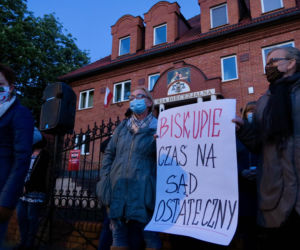 Manifestacja przed kaliską kurią diecezjalną. Kaliszanie oburzeni zachowaniem biskupa Janiaka