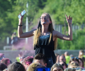W Lubinie wybuchła bitwa... na kolorowe proszki. Zobacz zdjęcia z Festiwalu Kolorów! [GALERIA]