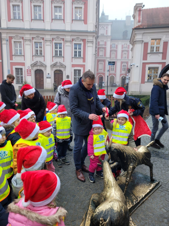 Poznańskie koziołki w świątecznych kubrakach