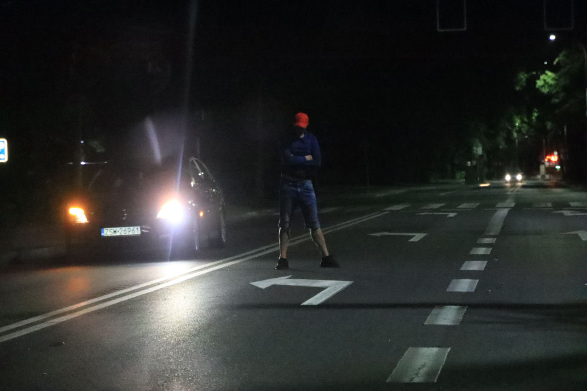 Sportowiec na środku jezdni