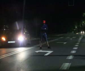 Sportowiec na środku jezdni