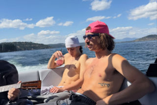 Wakacje Bieberów. Justin pali cygaro, a Hailey pokazuje pośladki