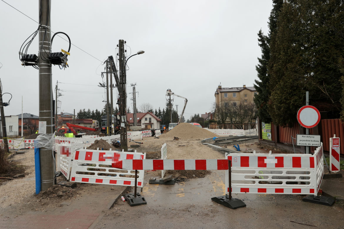 Budowa ronda wstrzymana przez słup energetyczny stojący na środku. Urzędniczy absurd na ul. Kadetów 
