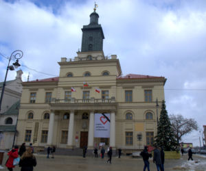 Lublin: Flaga miasta opuszczona do połowy masztu. W południe wybrzmiała „Cisza”