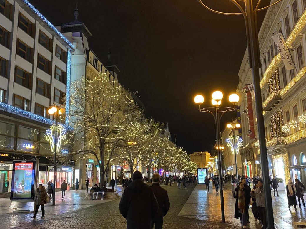 To jeden z najpopularniejszych jarmarków bożonarodzeniowych na świecie! Jak wygląda świąteczna atmosfera w Pradze?