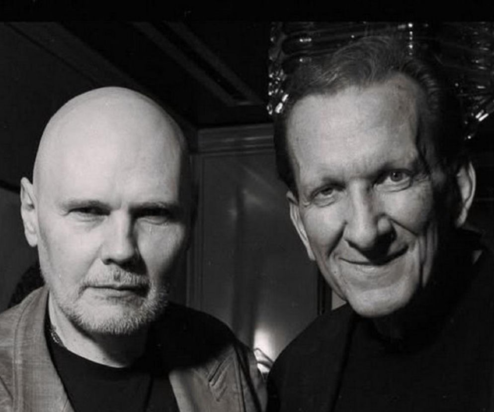 Billy Corgan i Peter Katsis na czarno-białym zdjęciu. O śmierci legendarnego menedżera przeczytasz na EskaRock.