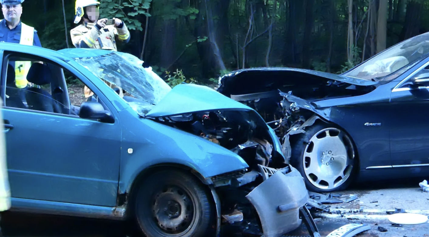 Maybach za milion złotych roztrzaskany. Czołowe zderzenie pod Pruszkowem