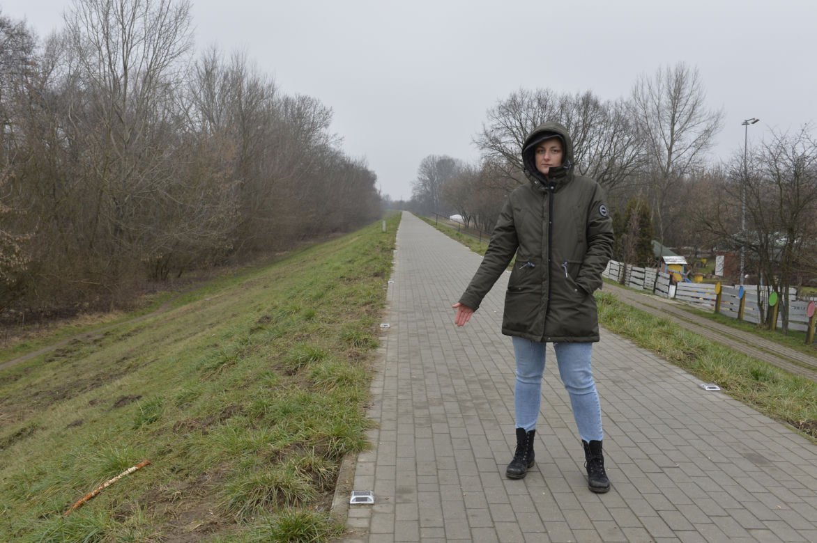 Ścieżka na Białołęce mruga jak pas startowy. Kontrowersyjna instalacja drażni mieszkańców 