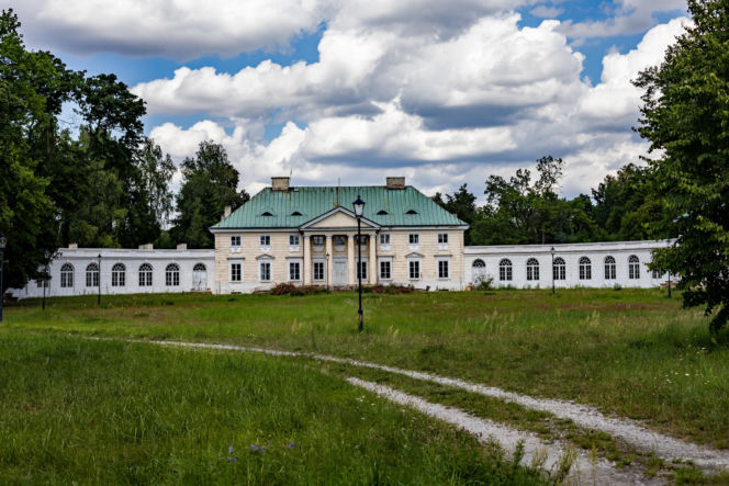 To miasto w województwie łódzkim ma jeden z najpiękniejszych rynków. Zachwyca też zabytkowym ratuszem