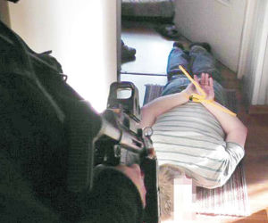 Nalot na handlarzy bronią