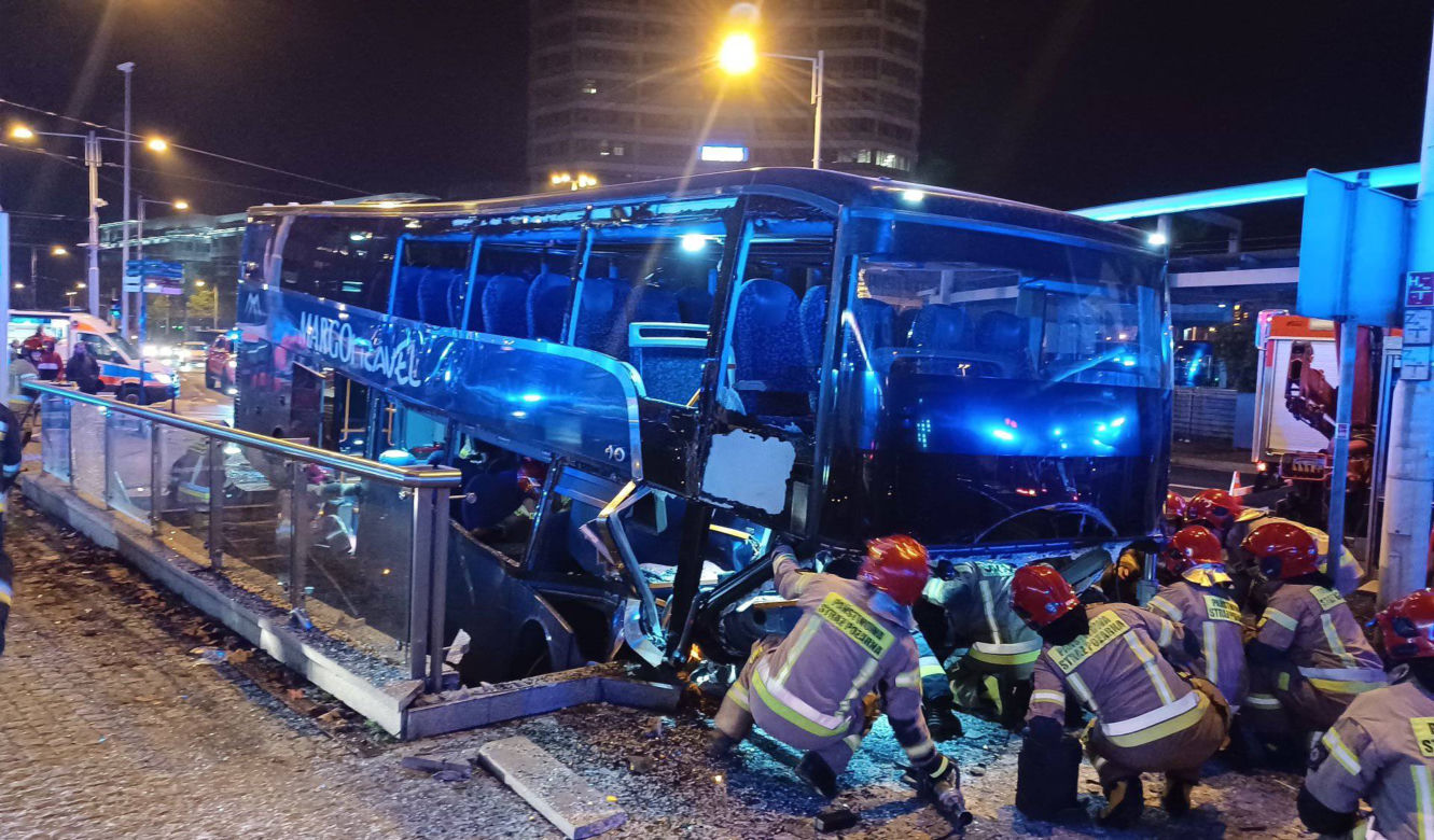 Tragiczny wypadek we Wrocławiu. Autokar wjechał w przejście podziemne. Nie żyje kierowca [ZDJĘCIA, NAGRANIA]