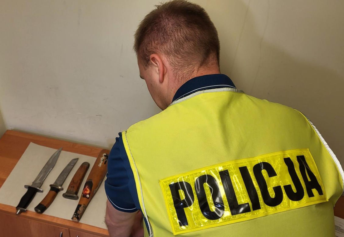 Po brutalnym spotkaniu w jednym z mieszkań w Radziejowie, policjanci zatrzymali 53-latka. Napastnik usłyszał zarzuty