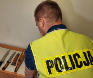 Po brutalnym spotkaniu w jednym z mieszkań w Radziejowie, policjanci zatrzymali 53-latka. Napastnik usłyszał zarzuty