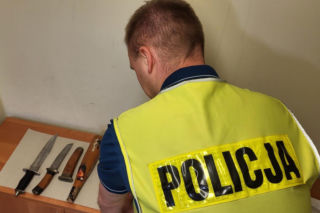 Po brutalnym spotkaniu w jednym z mieszkań w Radziejowie, policjanci zatrzymali 53-latka. Napastnik usłyszał zarzuty
