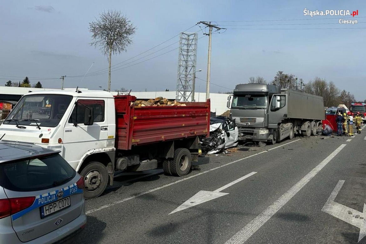 Ustroń. Znany biznesmen zginął w wypadku. Jego mercedes huknął w tira i wyleciał w powietrze. Wśród poszkodowanych kobieta w ciąży [ZDJĘCIA]