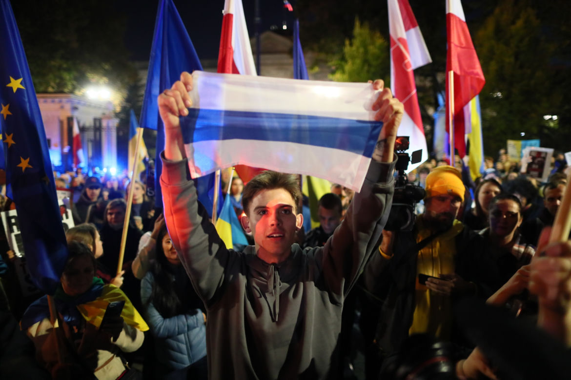 Protest przed ambasadą Rosji w Warszawie. Tłum skanduje” "Putin won!"