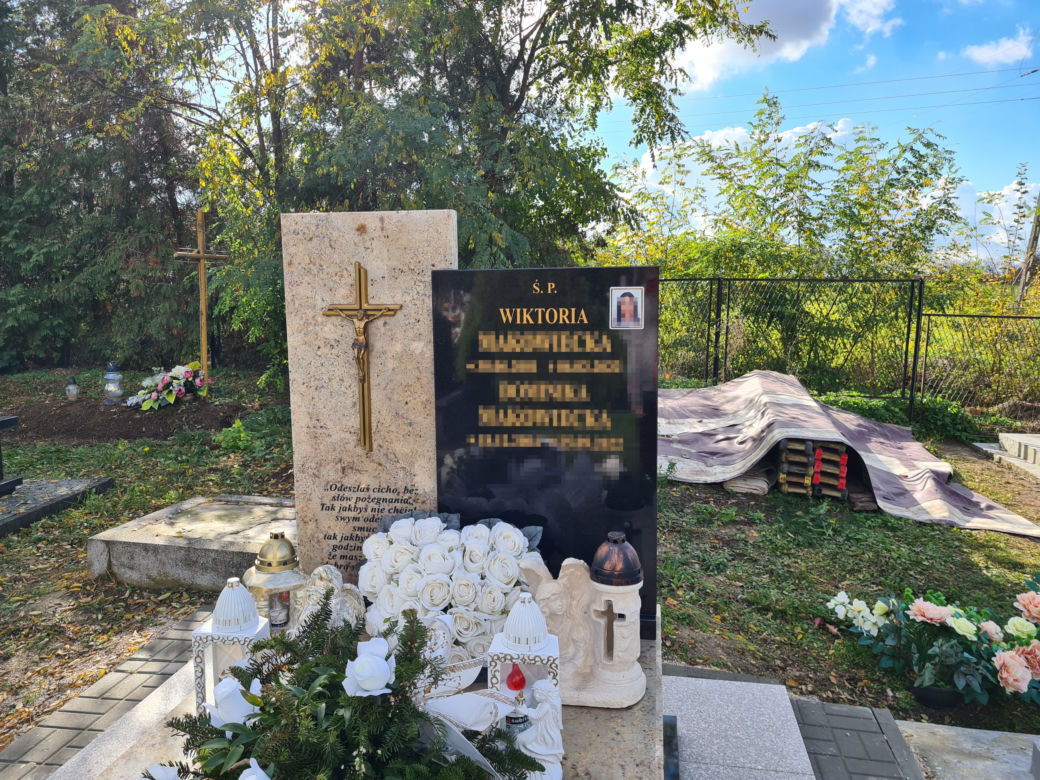 Para narzeczonych zmarła w Holandii. Napisy na grobach Wiktorii i Konrada sprawiają, że pęka serce 