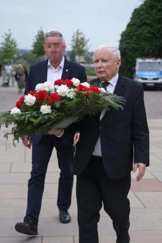 Jarosław Kaczyński odwiedził grób brata w dniu urodzin. Towarzyszyła mu rodzina [ZDJĘCIA]