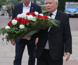 Jarosław Kaczyński odwiedził grób brata w dniu urodzin. Towarzyszyła mu rodzina [ZDJĘCIA]