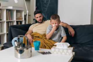 Jedno wraca z przedszkola z katarem, a za chwilę masz w domu szpital... Co zrobić z chorym rodzeństwem?