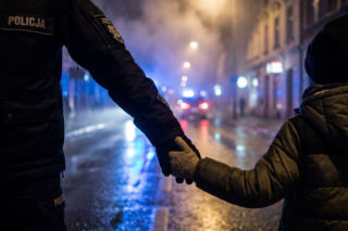 Zmarznięty błąkał się po Ostrołęce. 10-letni chłopiec nie potrafił wrócić do domu