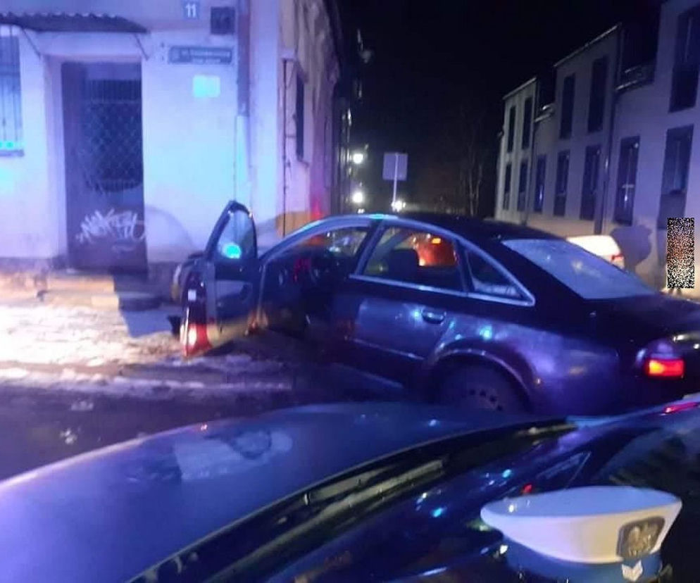 pijany kierowca uderzył w kamienicę