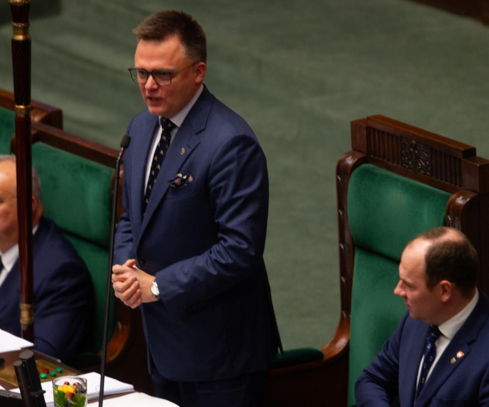 Szymon Hołownia przemawiający w Sejmie. O nagraniach polityka dotyczących koalicji z Donaldem Tuskiem przeczytasz w Eska.