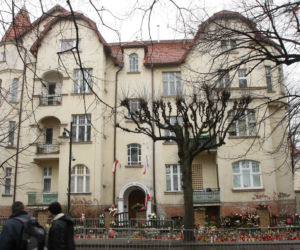 Kwiaty pod domem prezydenckiej pary w Sopocie