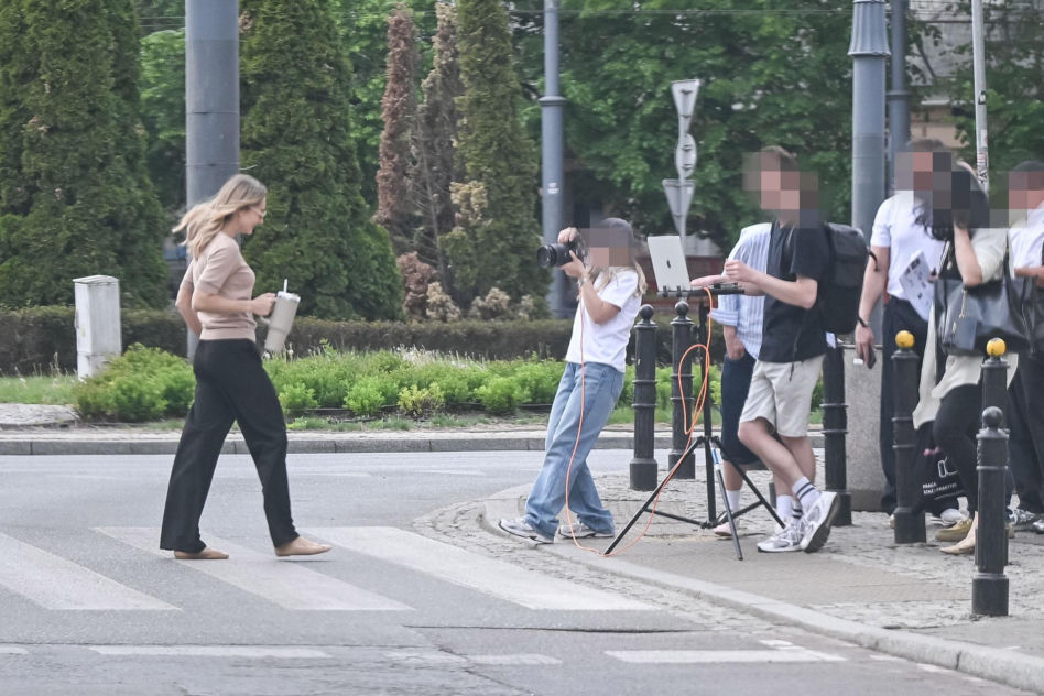 Małgorzata Socha przebiera się na ulicy
