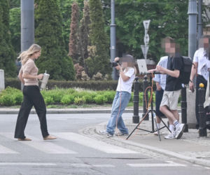 Małgorzata Socha przebiera się na ulicy