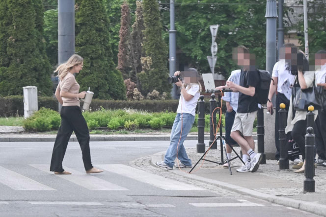 Małgorzata Socha przebiera się na ulicy