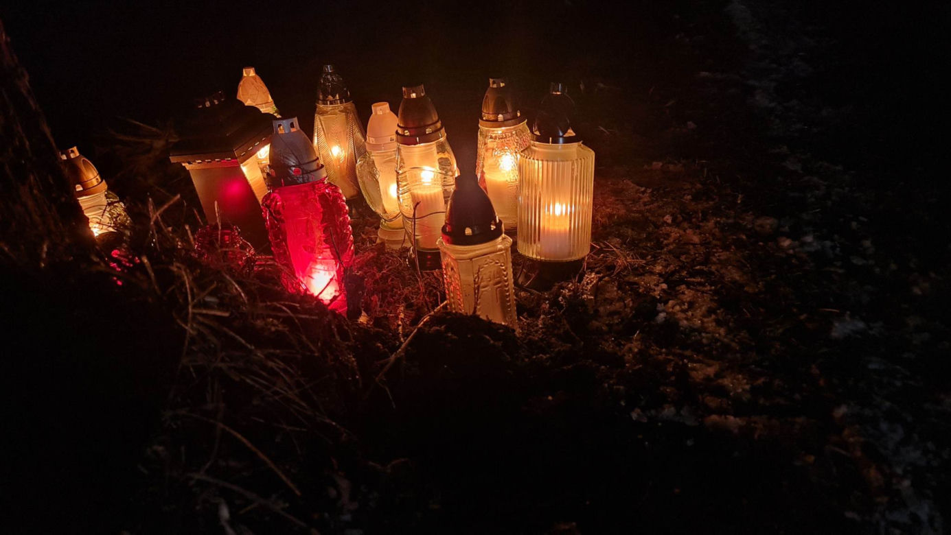 Pod Węgorzewem 25-latka rozbiła się na drzewie. Na miejscu tragedii płoną znicze