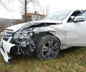 Mercedes Roberta N. rozbity podczas ucieczki przed policją