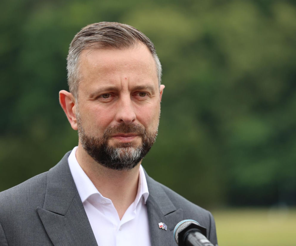 Wicepremier Władysław Kosiniak-Kamysz przed mikrofonem. O jego spotkaniu z Donaldem Trumpem przeczytasz na Eska.