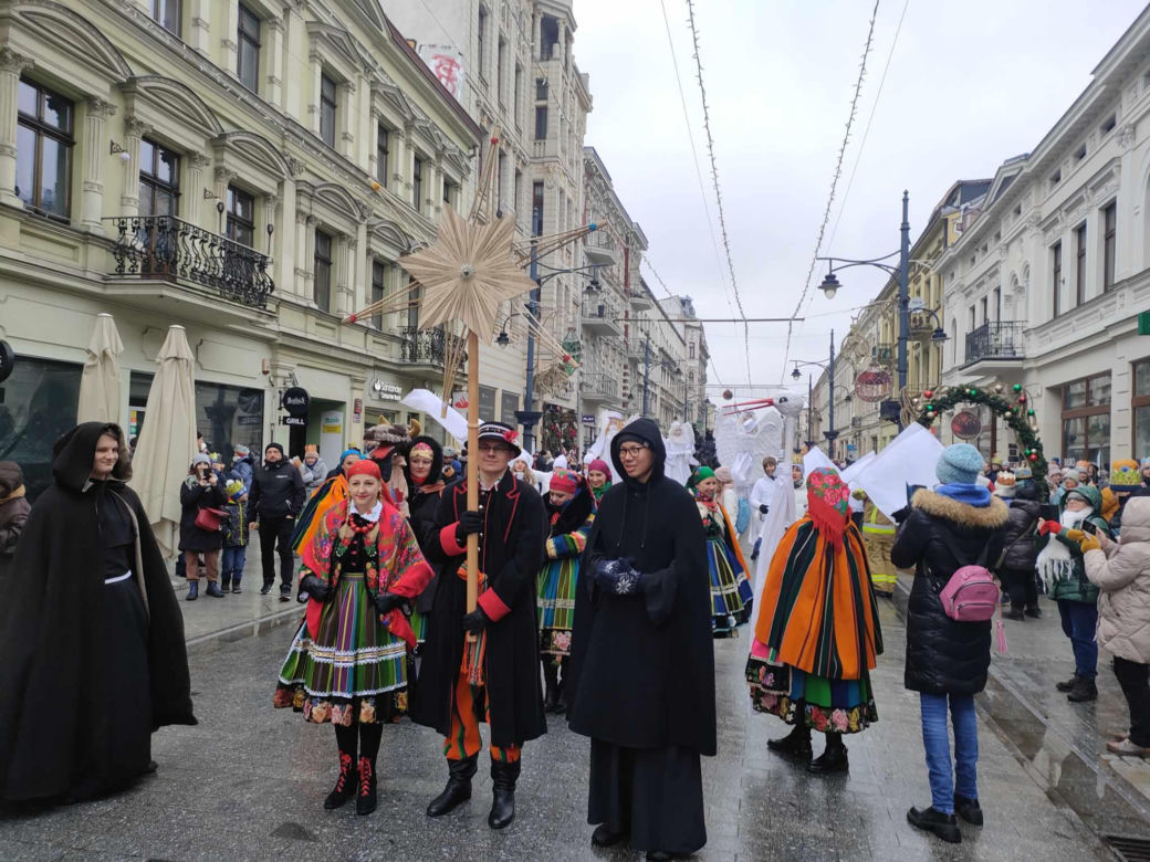 Kolorowy Orszak Trzech Króli w Łodzi. W centrum miasta pojawiło się mnóstwo osób [ZDJĘCIA]