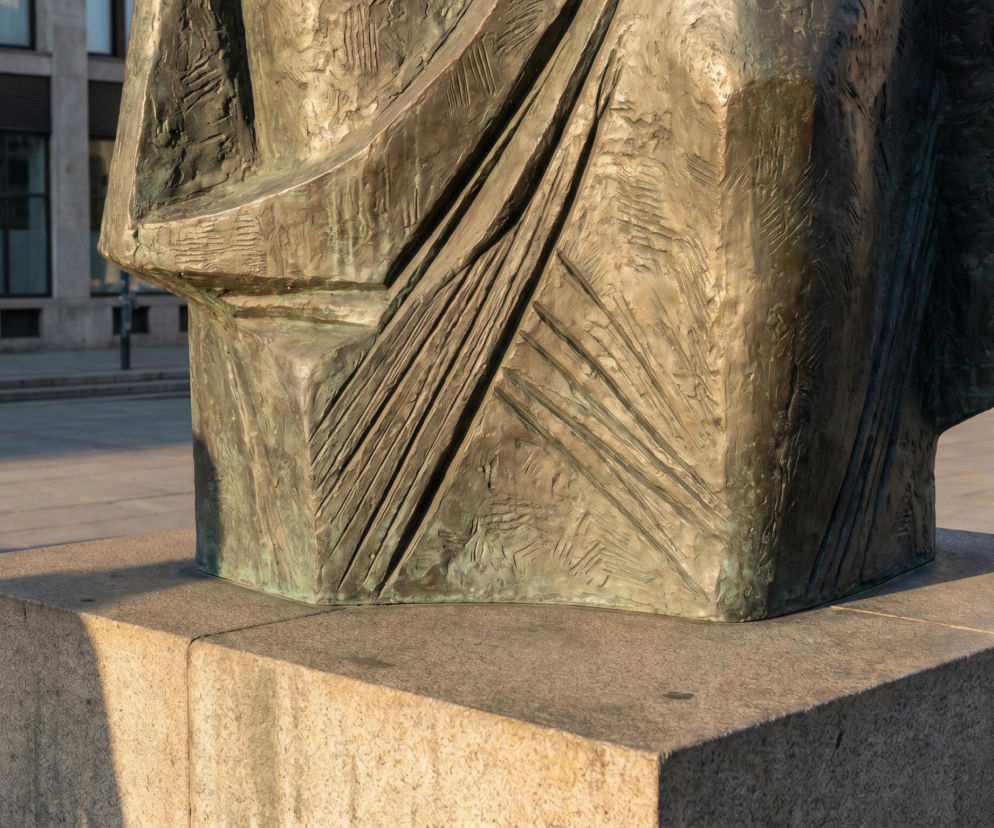 Olbrzymi pomnik Messiego odsłonięto w Cutral Co. Jaki był prawdziwy cel władz miasta?