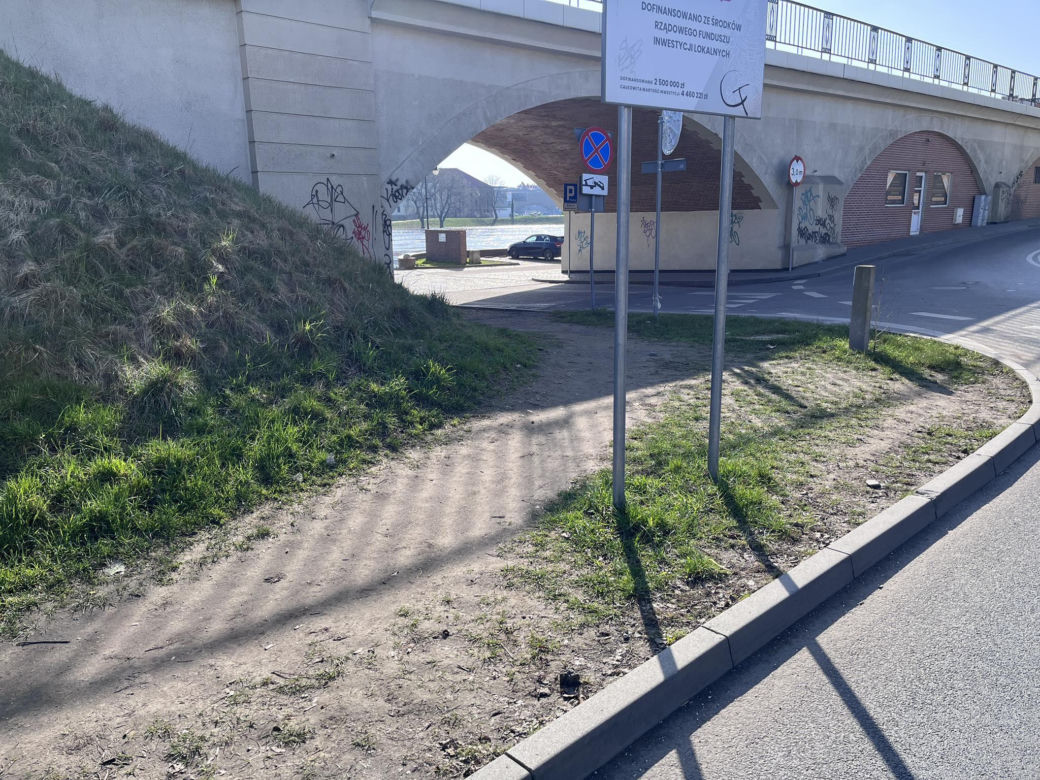 Drogowy absurd w centrum miasta. Mieszkańcy Gorzowa wymyślili sobie niewidzialne przejście dla pieszych?