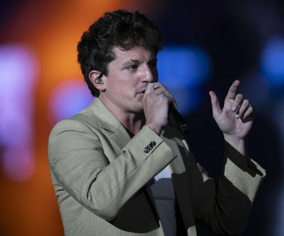 Charlie Puth śpiewa do mikrofonu na koncercie w Polsce. O występie artysty przeczytasz w serwisie Eska.