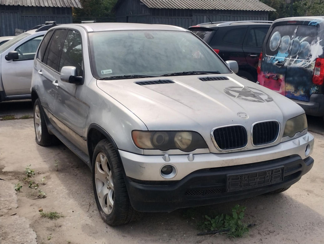 Drogowcy znów sprzedają wraki z ulicy. Wśród nich jest Chrysler w kwiatki