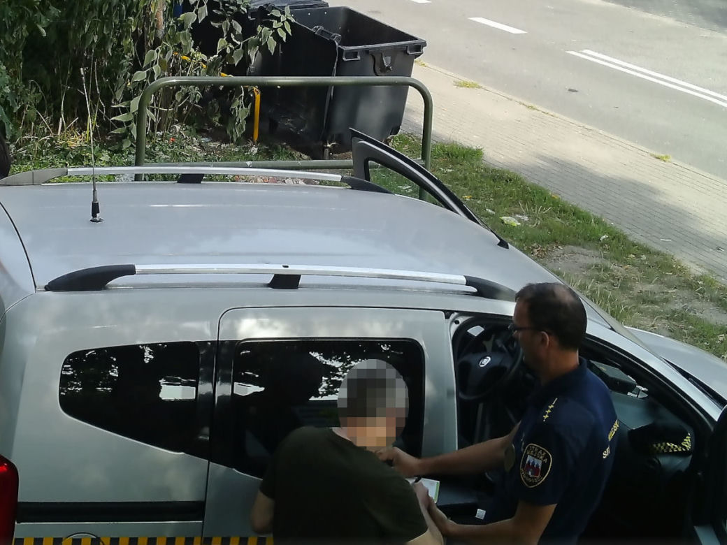 Śmieciarz złapany na gorącym uczynku! Wszystko zarejestrowała fotopułapka [ZDJĘCIA]