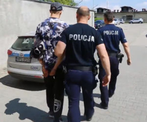 Kraków: Wyrodny ojciec. Chciał WYRZUCIĆ córkę przez okno jadącego autobusu!