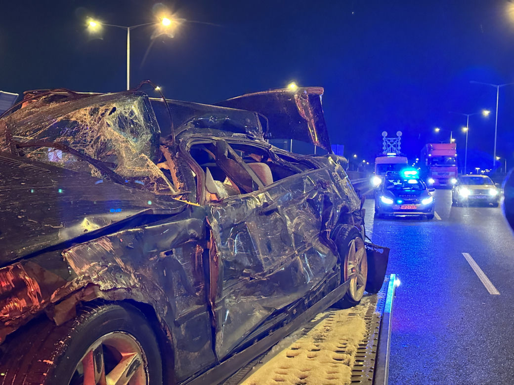 Bmw zgniecione przez tira jak puszka na trasie S8