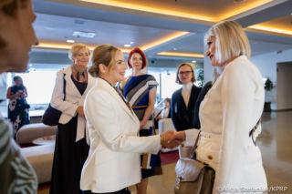 Marta Nawrocka i Agata Duda ubrały się prawie tak samo. Duże zaskoczenie