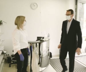 Mateusz Morawiecki  z wizytą u fryzjera
