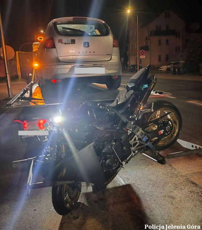 Jelenia Góra. Kask skradziony z krzyża przy ul. Wolności został odnaleziony. To pamiątka na cześć zmarłego motocyklisty [ZDJĘCIA].
