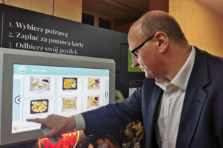 Kasy fiskalne w automatach vendingowych mogą kosztować setki milionów złotych. Poseł pyta ministra, czy ma to sens