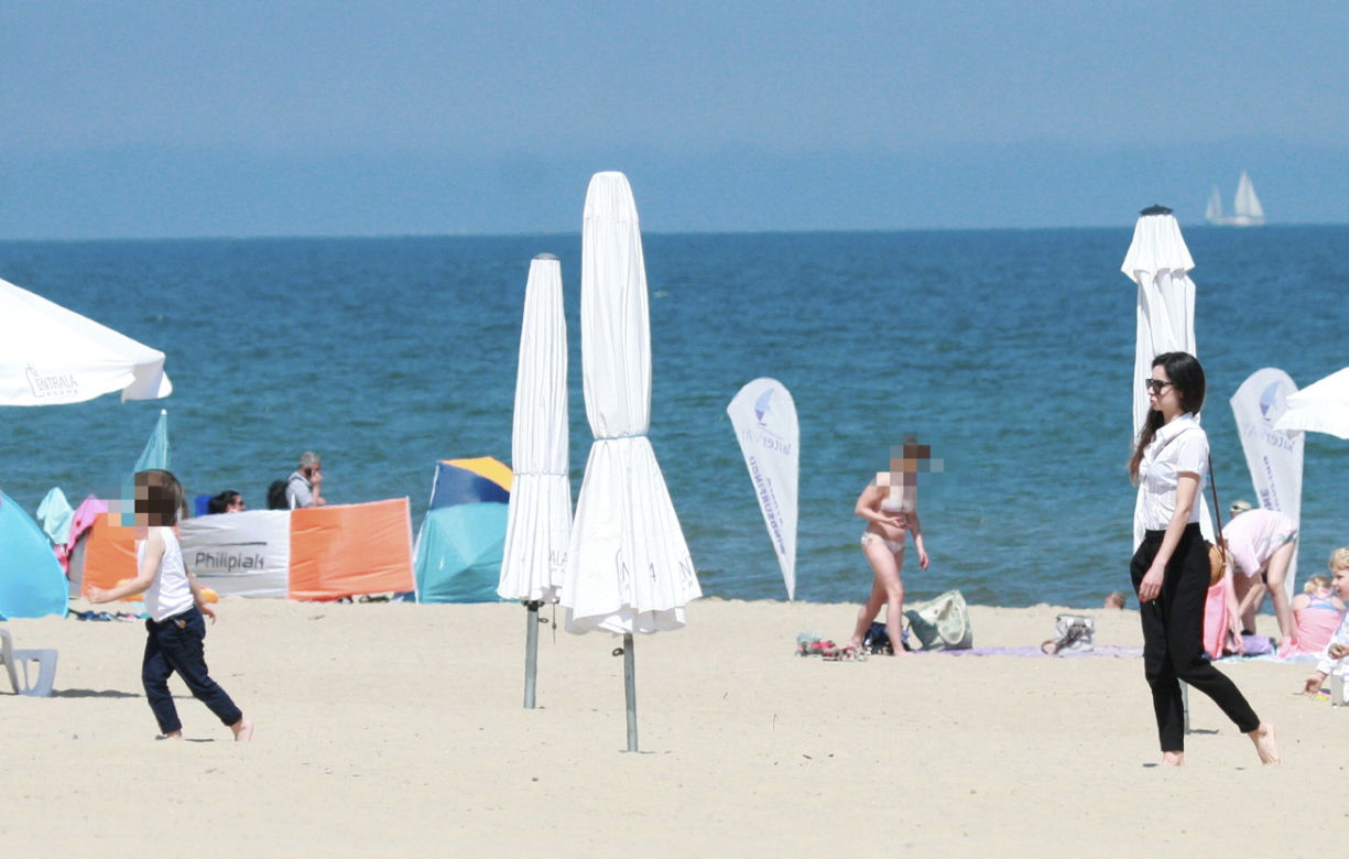 Marta Kaczyńska z trzecim mężem i synkiem na plaży 
