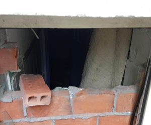 Wybili dziurę w warszawskim zabytku. Chcieli dostać się za potrzebą